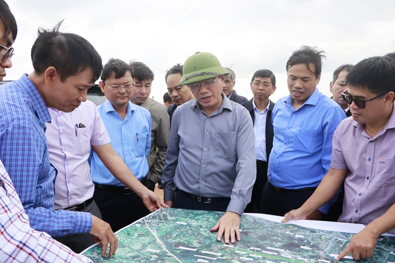 Binh Dinh Provincial leaders survey the land clearance area in An Nhon Town