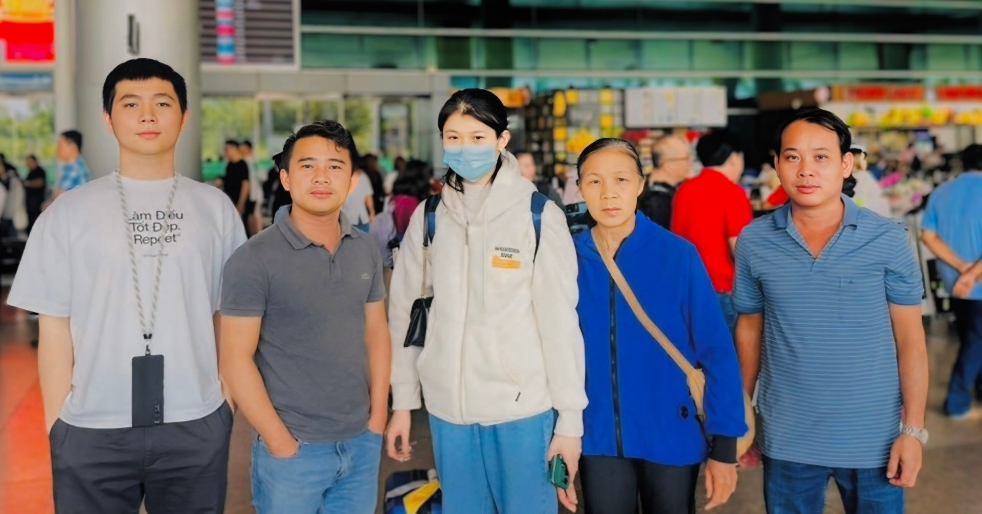 Mother of missing female student in Ho Chi Minh City chokes up as she welcomes her daughter back from China