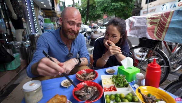 Los turistas occidentales prueban un extraño plato negro en Hanoi y exclaman que está delicioso