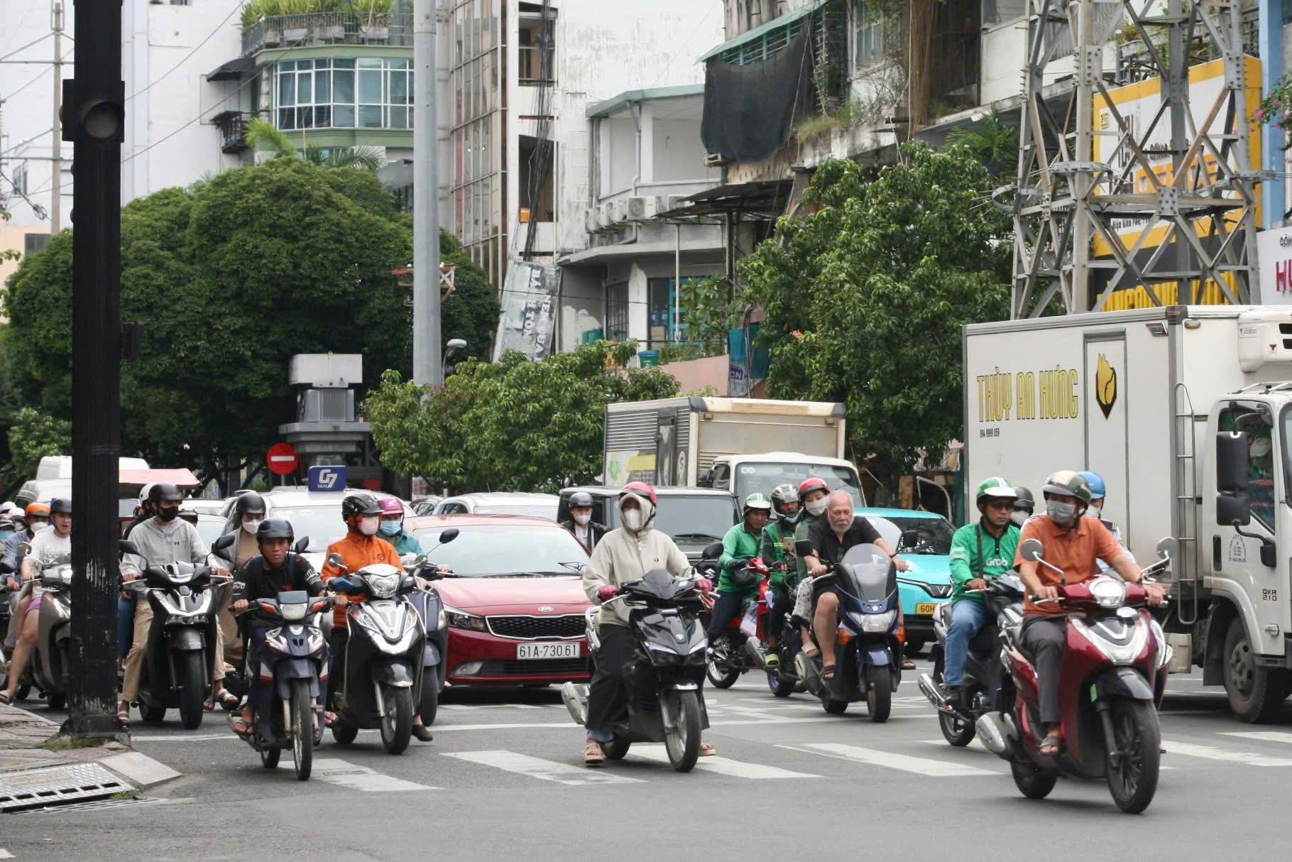 Hôm nay 9-2, người dân TP HCM ra đường cần đeo kính, mặc áo chống nắng- Ảnh 1.