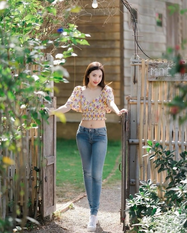 Khuấy đảo đường phố với sự trở lại của áo crop top- Ảnh 1.