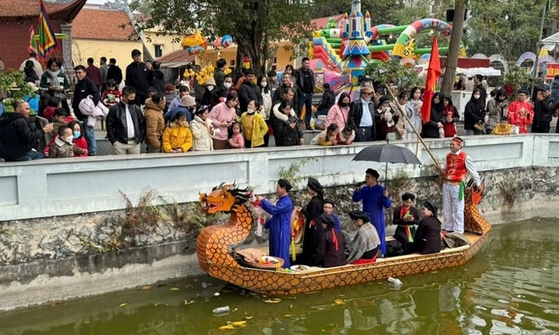 Thousands of tourists come to Hoi Lim Xuan at Ty Hinh 1