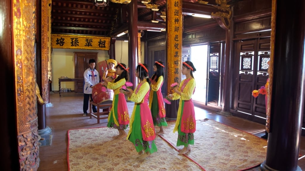 Young members of the Hat Nha To and Hat Vu Club of Van Ninh commune