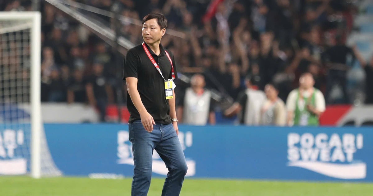 El entrenador Kim Sang-sik está buscando un buen delantero para Vietnam Sub-22, un prometedor jugador vietnamita en el extranjero.