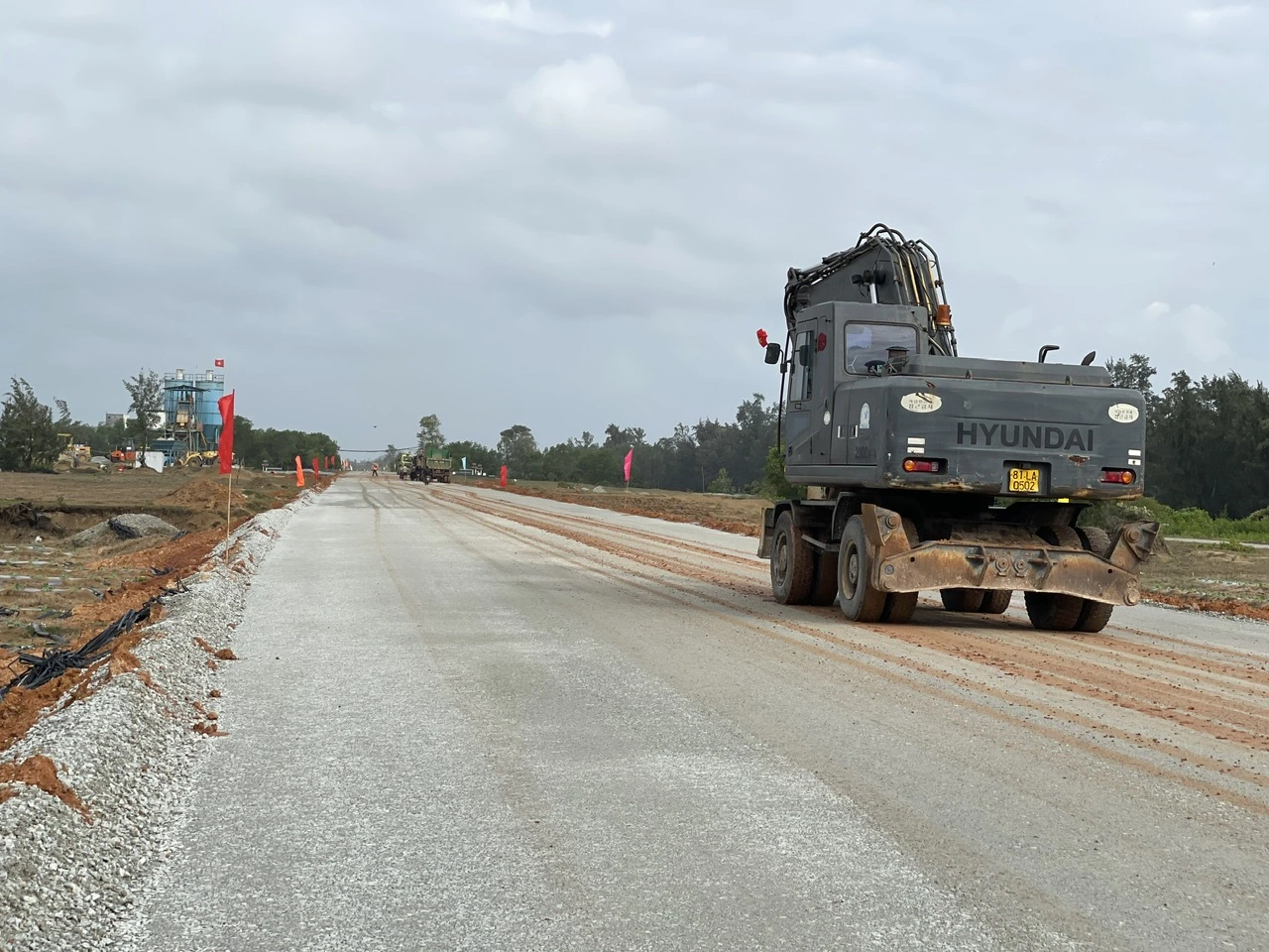 Prime Minister Pham Minh Chinh: The expressway will be put into use immediately upon completion.