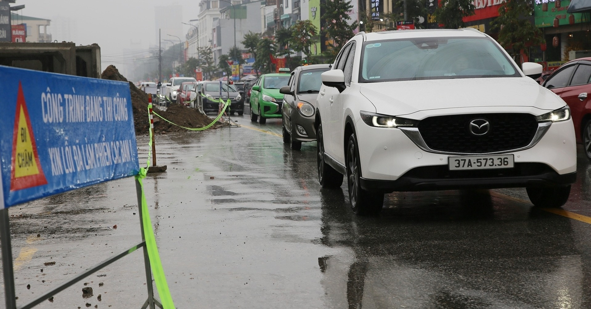 The number of cars in Vinh City is increasing so rapidly that sidewalks must be cut to widen the road.