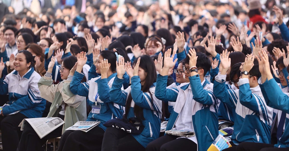 Thousands of students attend career counseling in Hai Duong