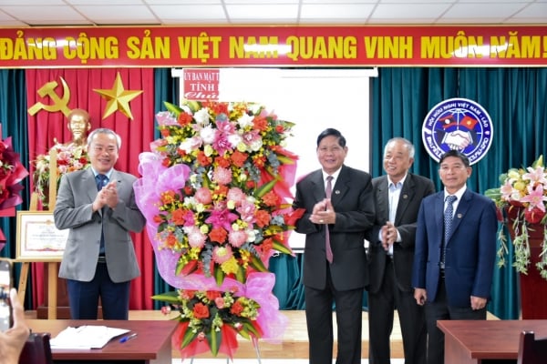 สมาคมมิตรภาพเวียดนาม-ลาว จังหวัดลัมดง สรุปกิจกรรมปี 2567 และเฉลิมฉลองครบรอบ 50 ปีการก่อตั้งสมาคม