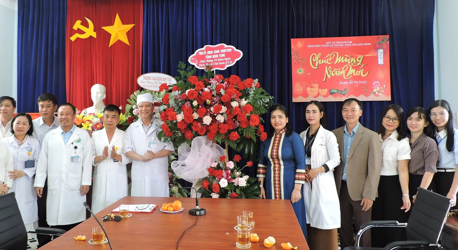 Los líderes del Comité Popular Provincial visitaron el Hospital Provincial de Medicina Tradicional y Rehabilitación con motivo del Día del Médico Vietnamita