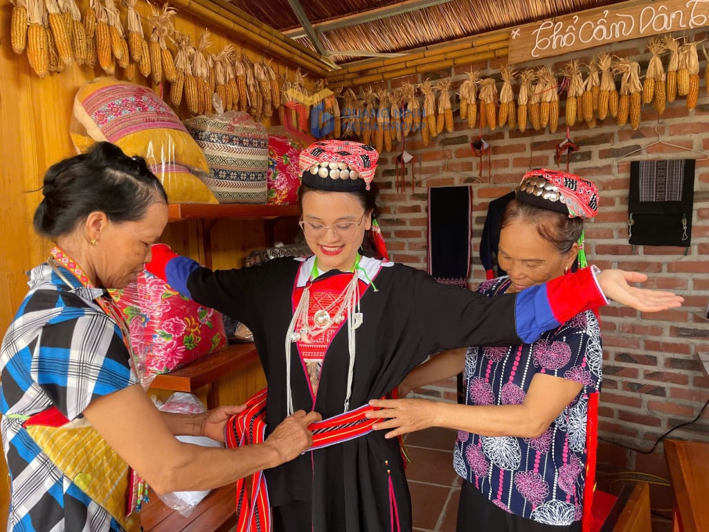 Den Mädchen von Dao Thuong Yen Cong wird gesagt, sie sollen traditionelle Trachten tragen. Foto bereitgestellt von Truong Huong, Volkskomitee der Gemeinde Thuong Yen Cong, Stadt Uong Bi.