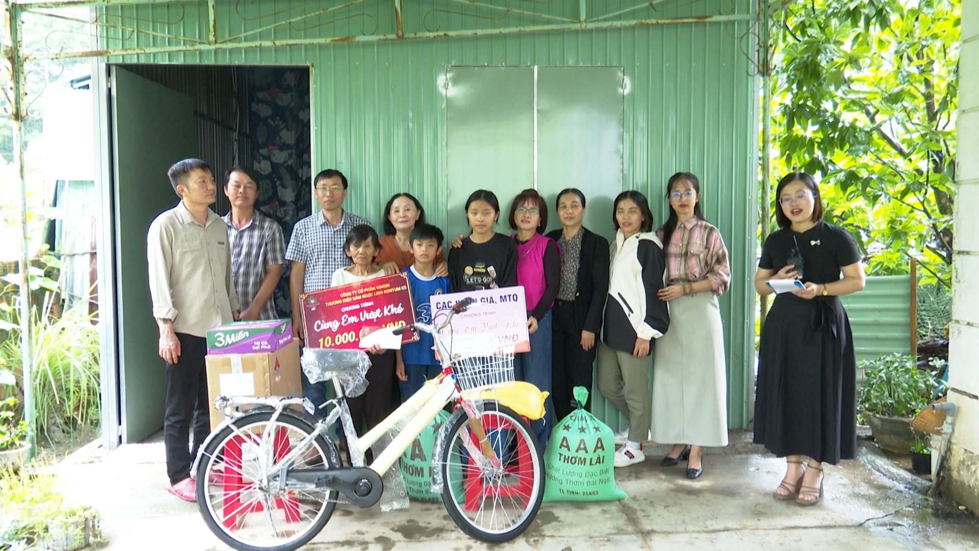 Chương trình “Cùng em vượt khó” hỗ trợ hơn 1 tỷ 280 triệu đồng cho học sinh khó khăn