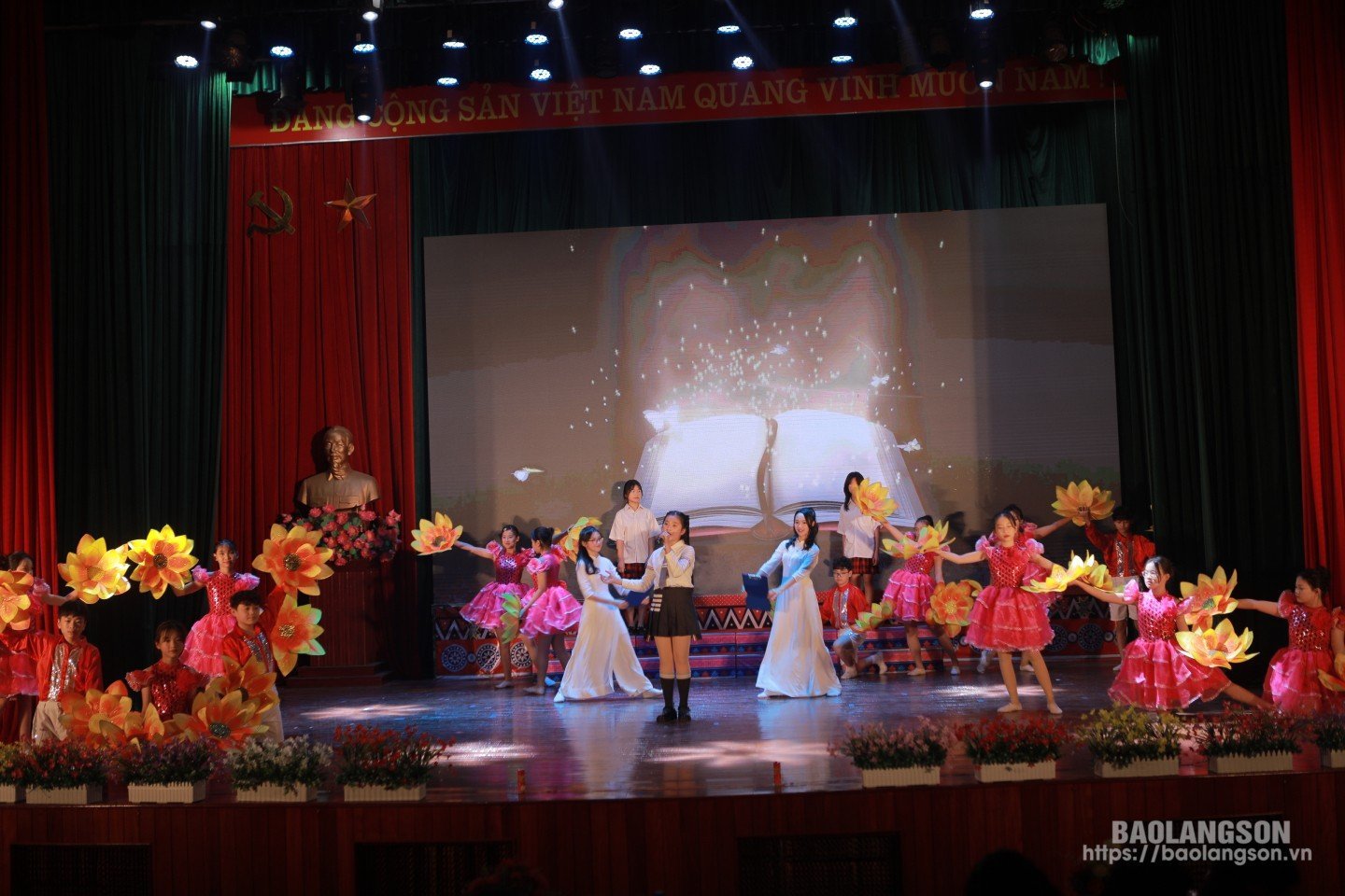 Aufführung beim Festival der Tam Thanh Secondary School