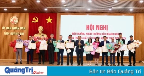 El Comité Popular Provincial de Quang Tri premia a las empresas que cumplieron de manera excelente con sus obligaciones de pago de impuestos en 2024