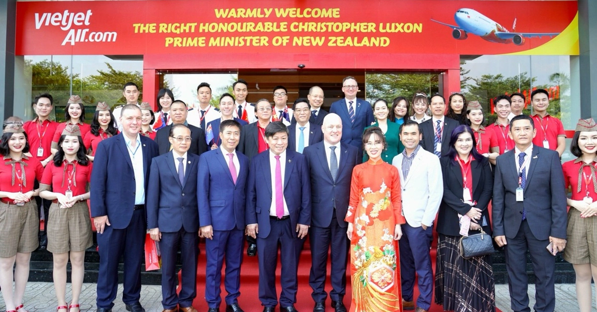 Le Premier ministre néo-zélandais visite l'Académie d'aviation Vietjet