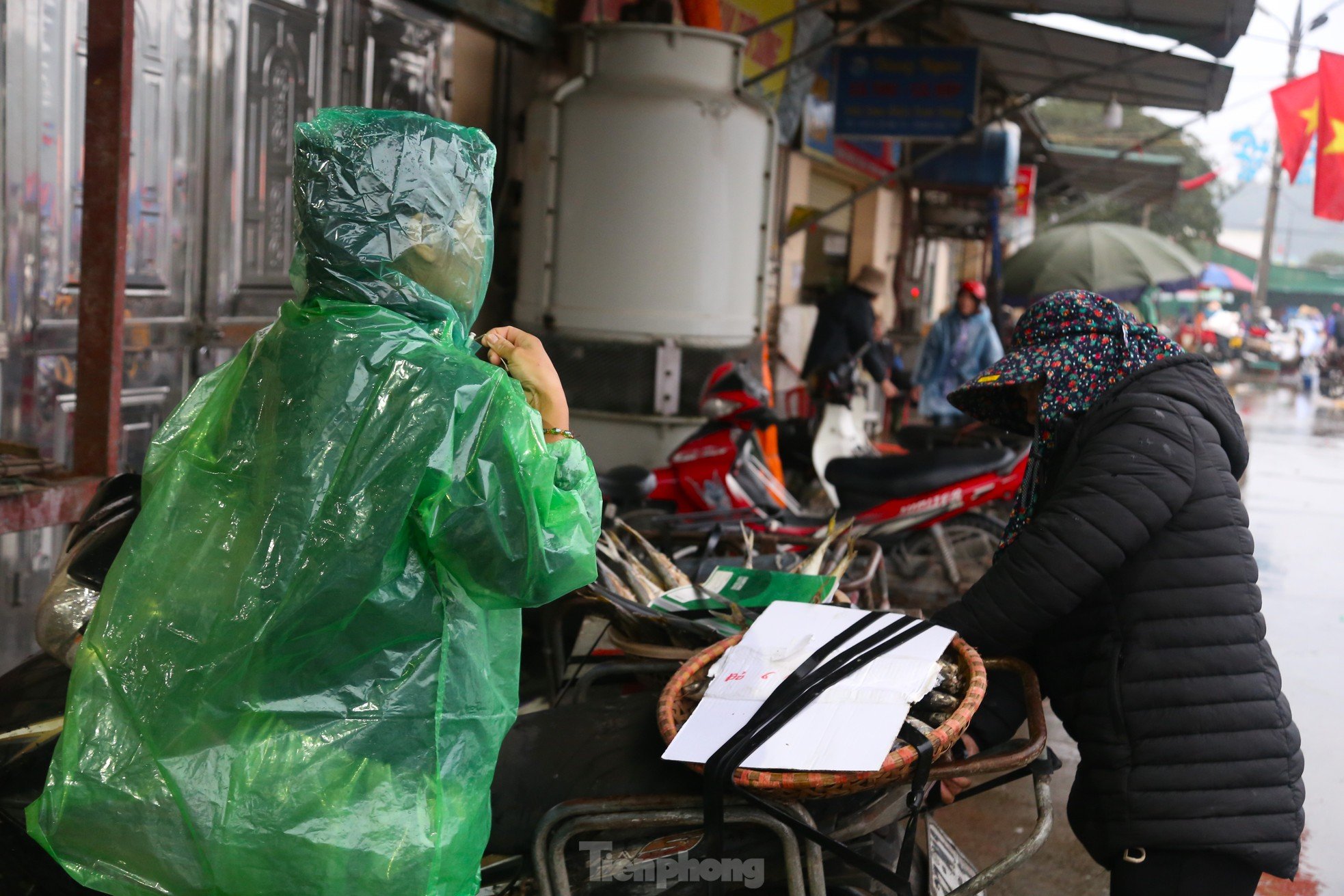 寒くて雨の日、漁村の女性たちは「煙で汚れた石炭」の仕事で汗を流す 写真14