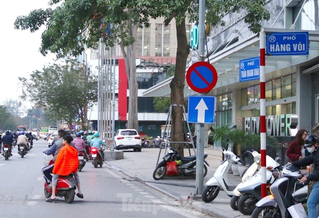 Ab heute ist es Fahrzeugen mit 16 Sitzplätzen während der Hauptverkehrszeit verboten, in der Altstadt von Hanoi zu zirkulieren. Foto 5