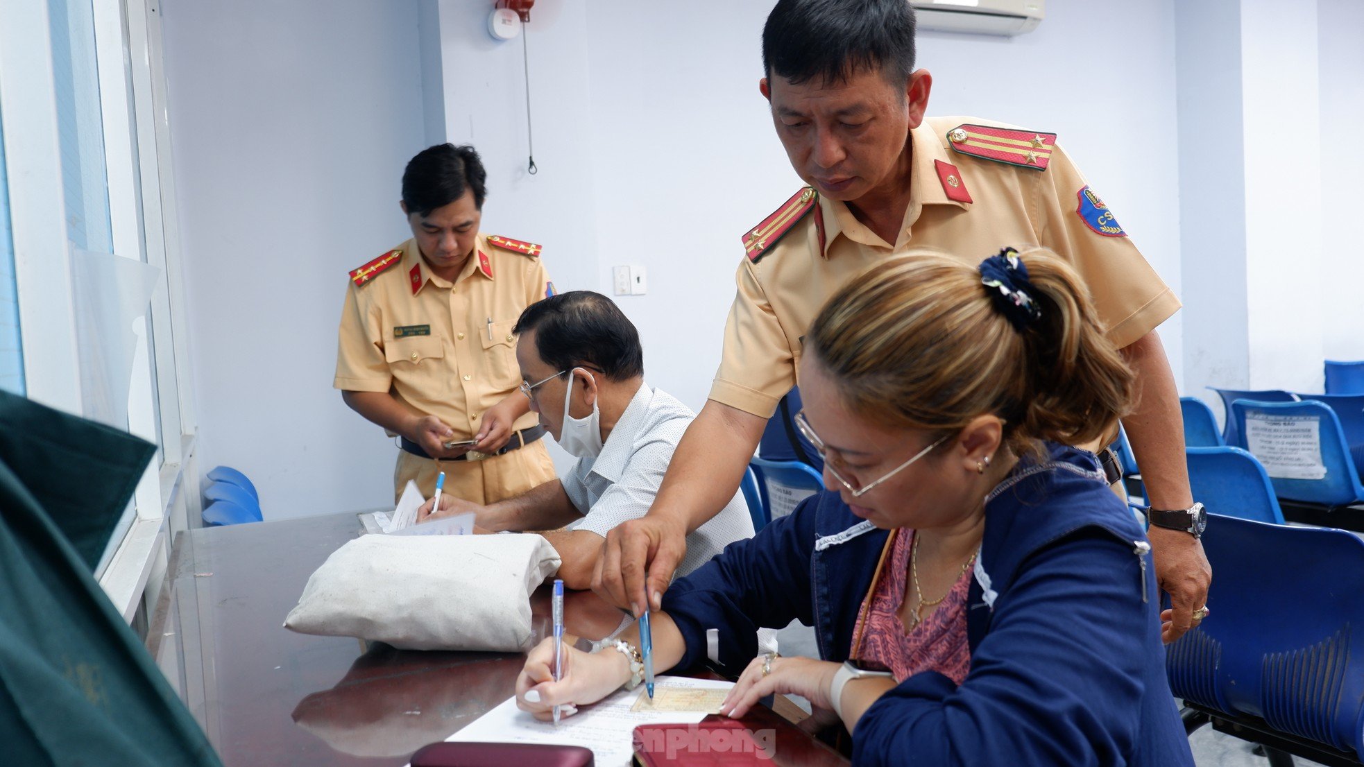 Am ersten Tag kamen die Leute zur Polizeiwache in Ho-Chi-Minh-Stadt, um ihren Führerschein abzuholen oder umzutauschen, Foto 4