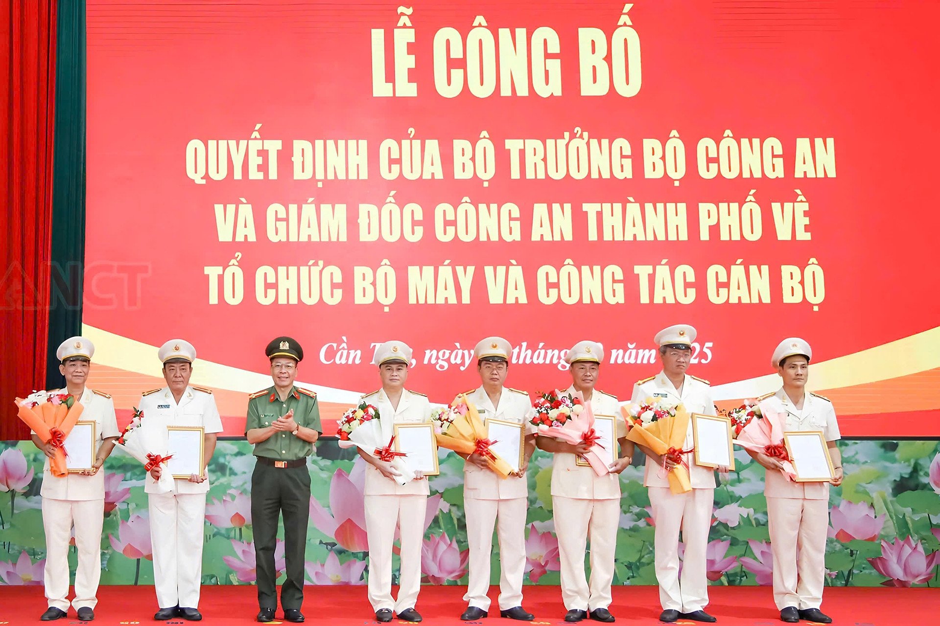 Công an TP Cần Thơ trao các quyết định điều động cán bộ lãnh đạo chủ chốt