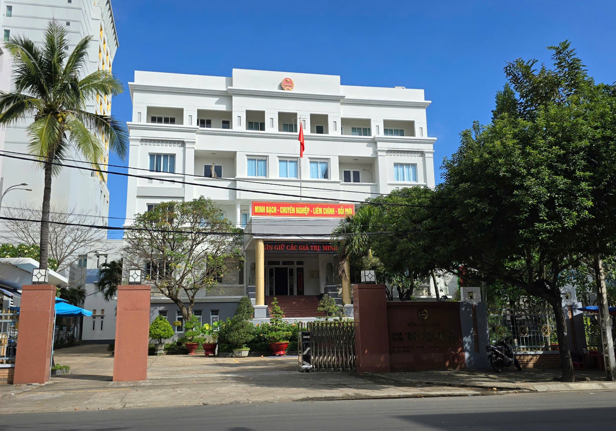 Phu Yen Tax Department merged with 3 other tax departments to form Regional Tax Department XIII.