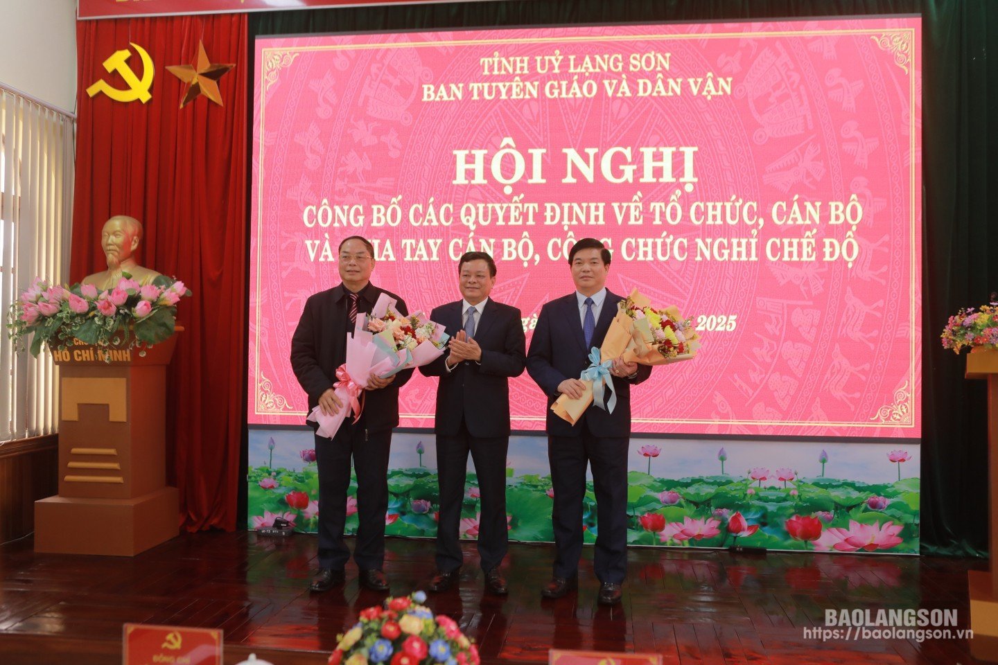 Leaders of the Provincial Party Committee's Propaganda and Mass Mobilization Department present flowers to retired officials and civil servants