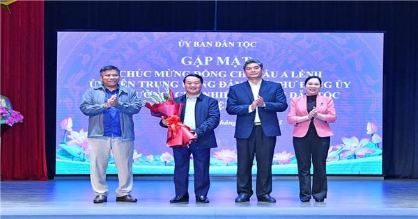 Ủy ban Dân tộc gặp mặt chúc mừng Bộ trưởng, Chủ nhiệm Hầu A Lềnh nhận nhiệm vụ mới