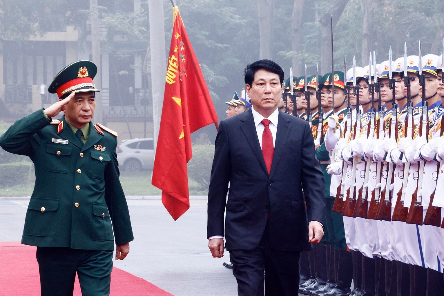 Präsident Luong Cuong arbeitet mit dem Verteidigungsministerium an der Organisation der Armee.