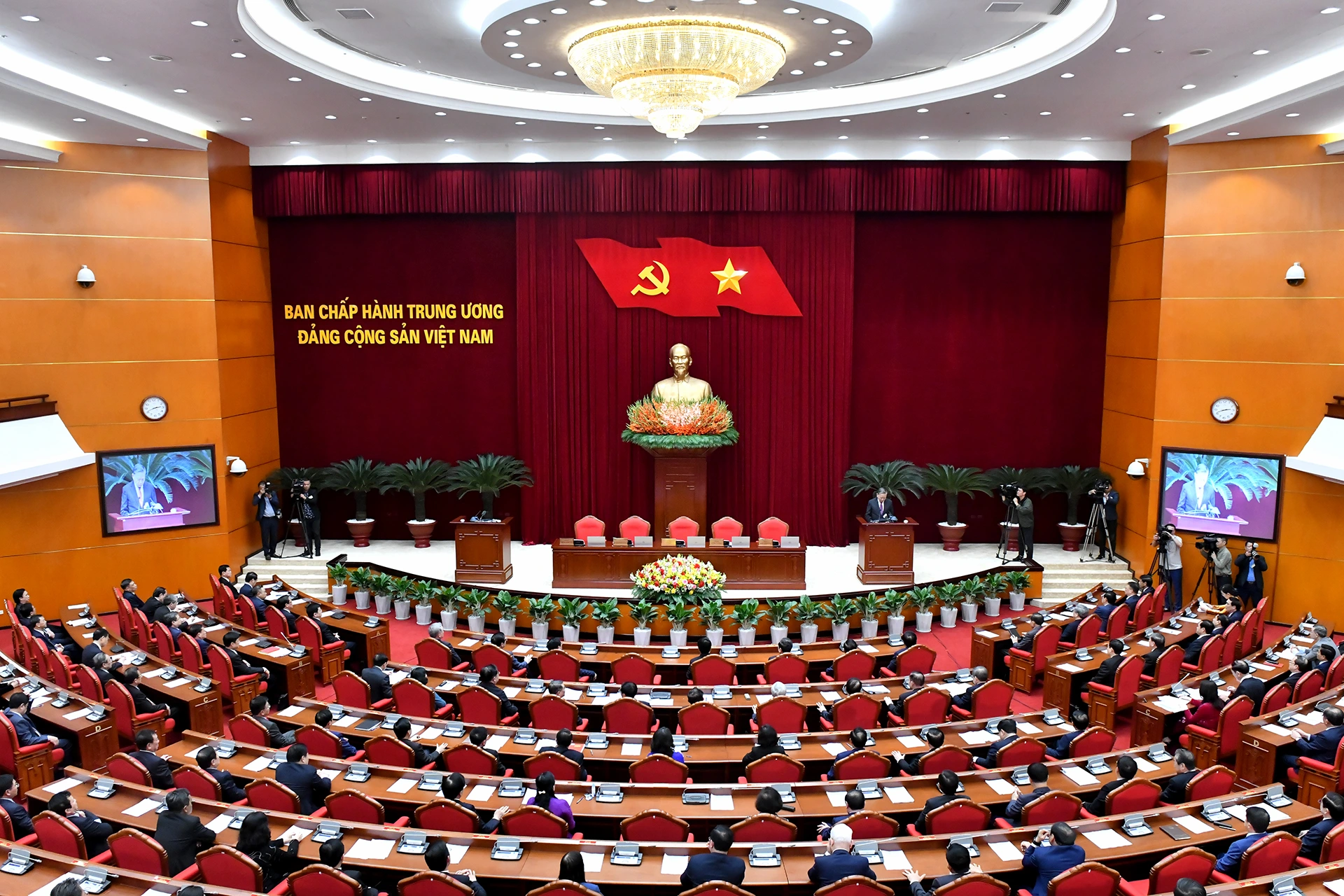 Central Committee proposes merging provinces and abolishing district level in early April