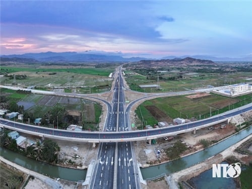 Invertir en infraestructura de transporte, promover el crecimiento económico