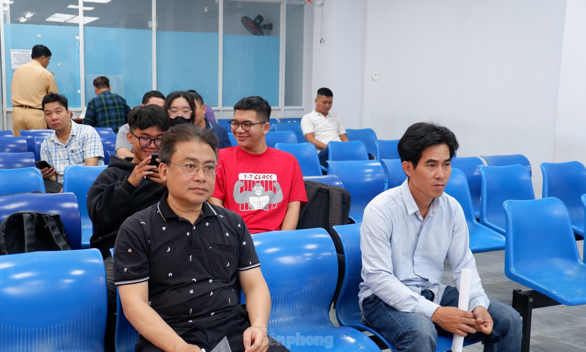 Am ersten Tag kamen die Leute zur Polizeiwache in Ho-Chi-Minh-Stadt, um ihren Führerschein abzuholen oder umzutauschen, Foto 1