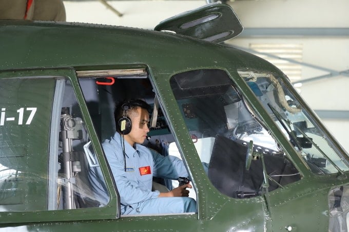 Helicopter inspection of Air Force Regiment 916, Division 371 before take-off. Photo: Hoang Phong