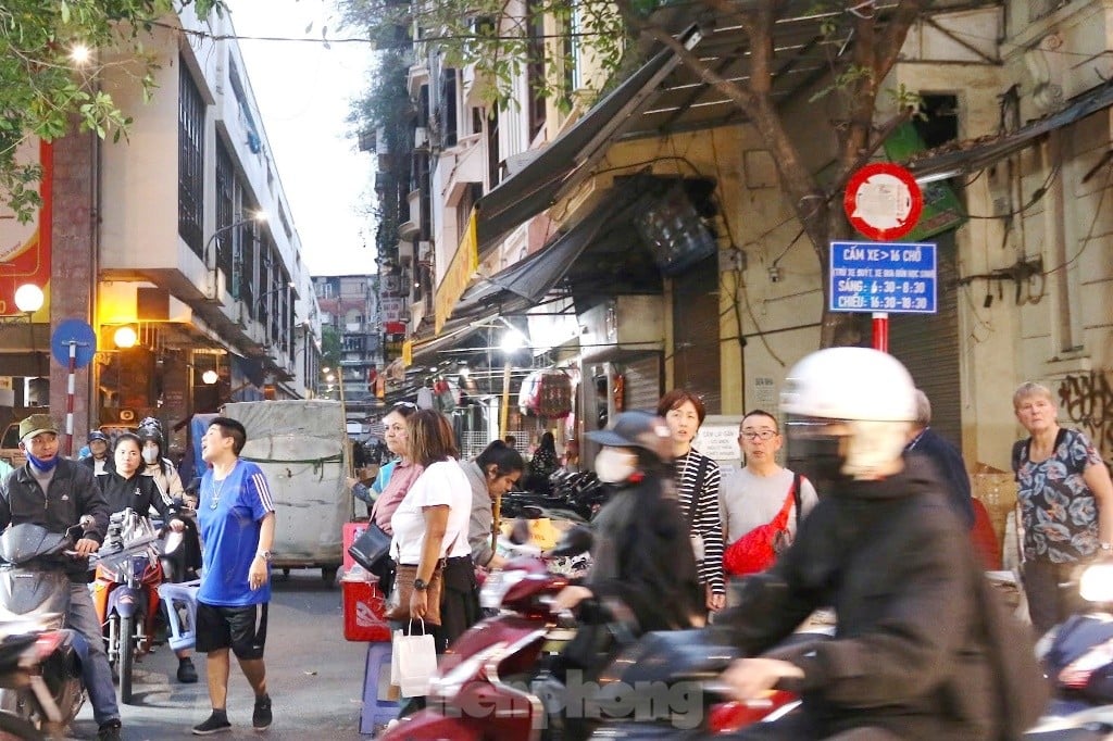 Ab heute ist es Fahrzeugen mit 16 Sitzplätzen während der Hauptverkehrszeit verboten, in der Altstadt von Hanoi zu zirkulieren. Foto 4