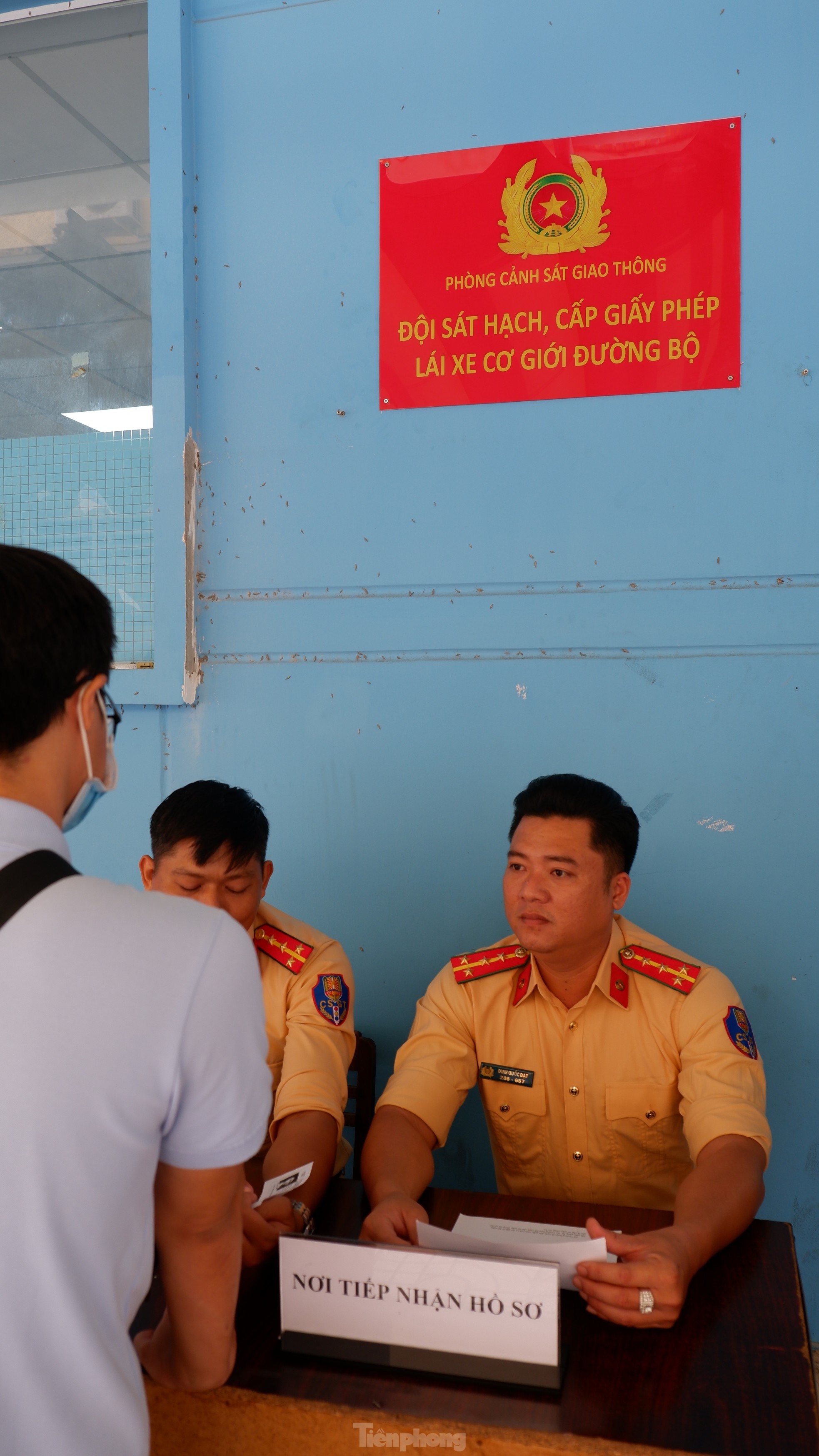 Am ersten Tag kamen die Leute zur Polizeiwache in Ho-Chi-Minh-Stadt, um ihren Führerschein abzuholen oder umzutauschen, Foto 2