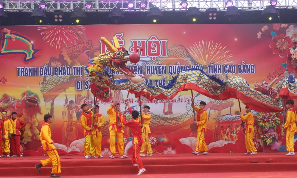 Quang Uyen Town의 불꽃놀이 축제