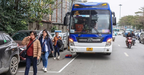 First day of restricting vehicles over 16 seats from entering Hanoi's Old Quarter