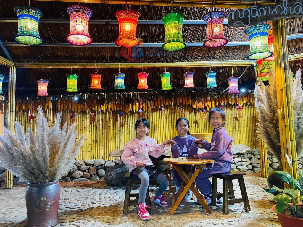 Ein Haus des Volkes der Dao Thuong Yen Cong ist dekoriert, um Touristen willkommen zu heißen. Foto: Truong Huong, Volkskomitee der Gemeinde Thuong Yen Cong, Stadt Uong Bi.