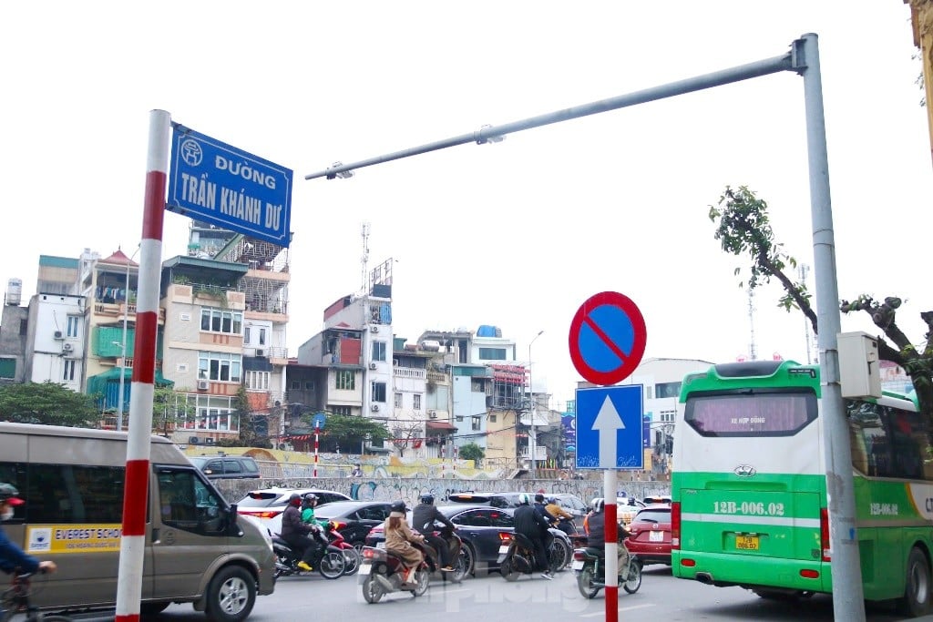 Ab heute ist es Fahrzeugen mit 16 Sitzplätzen während der Hauptverkehrszeit verboten, in der Altstadt von Hanoi zu zirkulieren. Foto 6