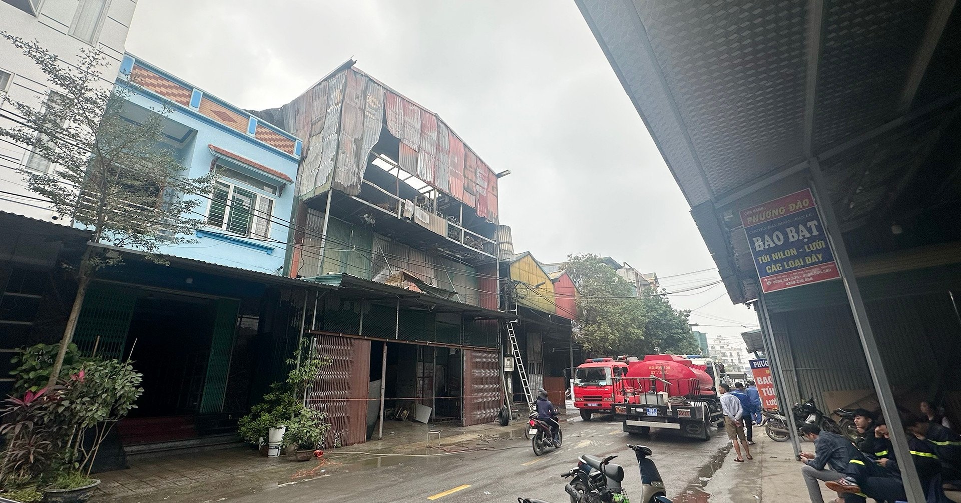 Brand in 5 Häusern neben dem belebtesten Markt in Vinh Phuc: Mit Brecheisen und Gabelstaplern werden Türen aufgebrochen