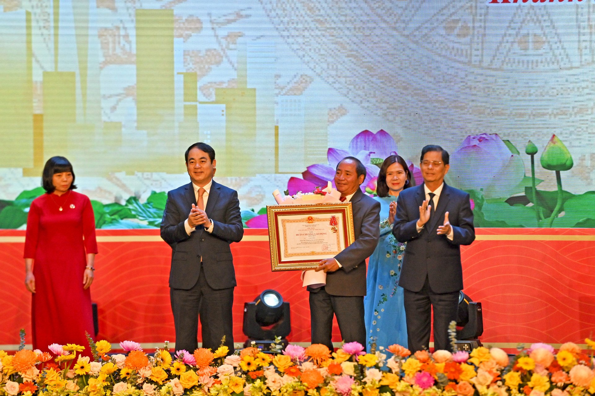 Comrade Nghiem Xuan Thanh and Comrade Nguyen Tan Tuan awarded the First Class Labor Medal to Mr. Cao Cuong. Photo: Phuc Hieu.