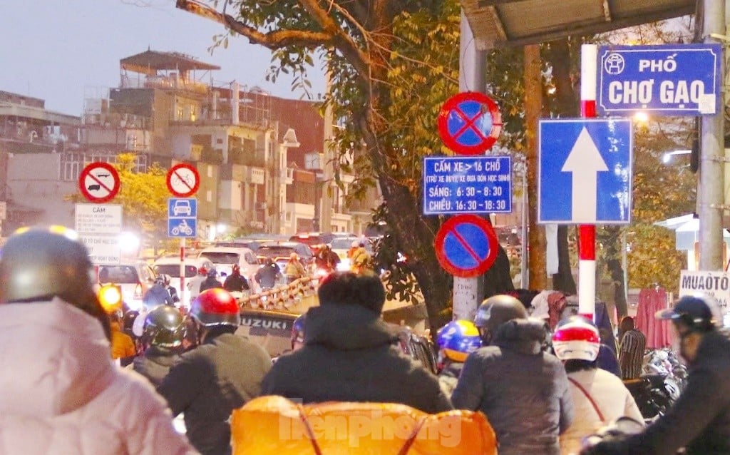 Ab heute ist es Fahrzeugen mit 16 Sitzplätzen während der Hauptverkehrszeit verboten, in der Altstadt von Hanoi zu verkehren. Foto 1