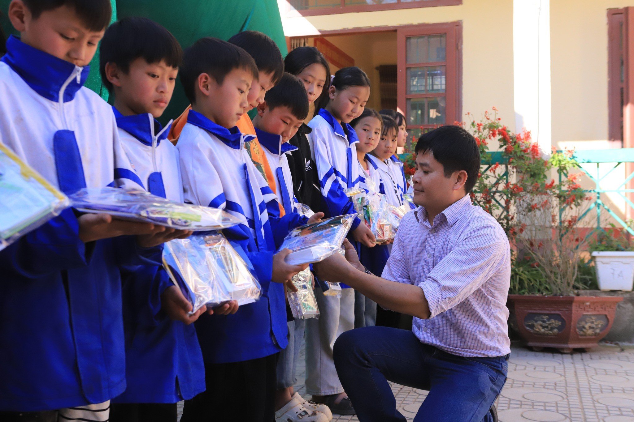 Đại diện ChildFund trao quà cho các em học sinh. (Ảnh: ChildFund Vietnam)