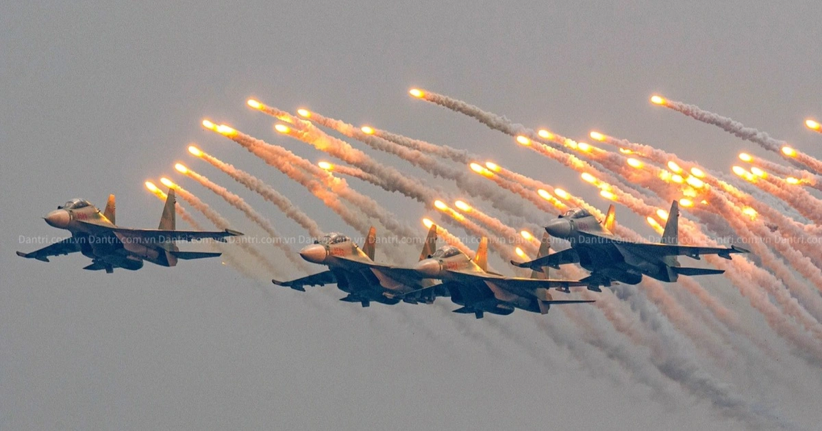 Le Su-30MK2 effectuera un piégeage de chaleur dans le ciel de Ho Chi Minh-Ville le 30 avril