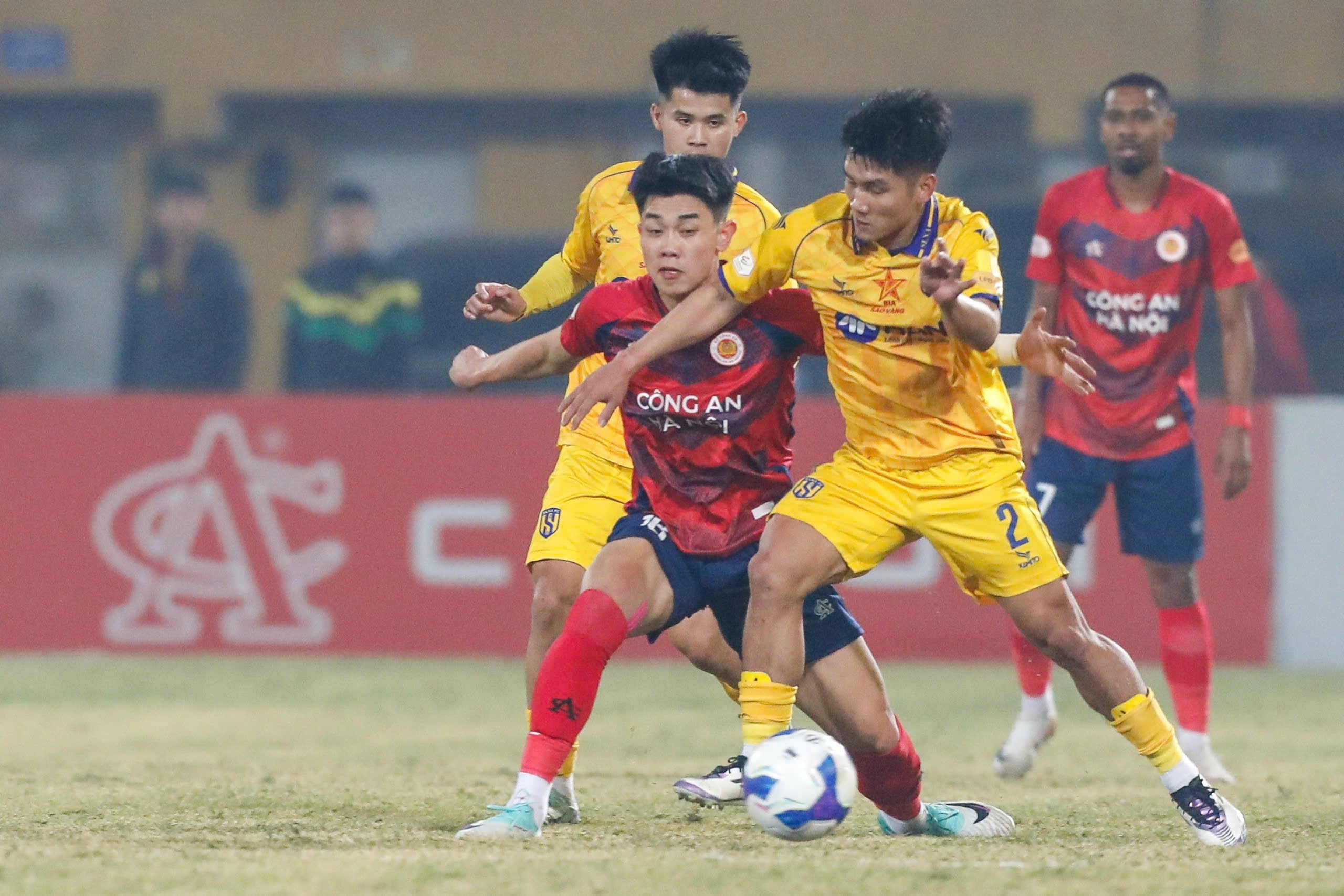 Bảng xếp hạng V-League mới nhất: CLB CAHN và Bình Dương khiến tốp 4 đầy căng thẳng- Ảnh 1.