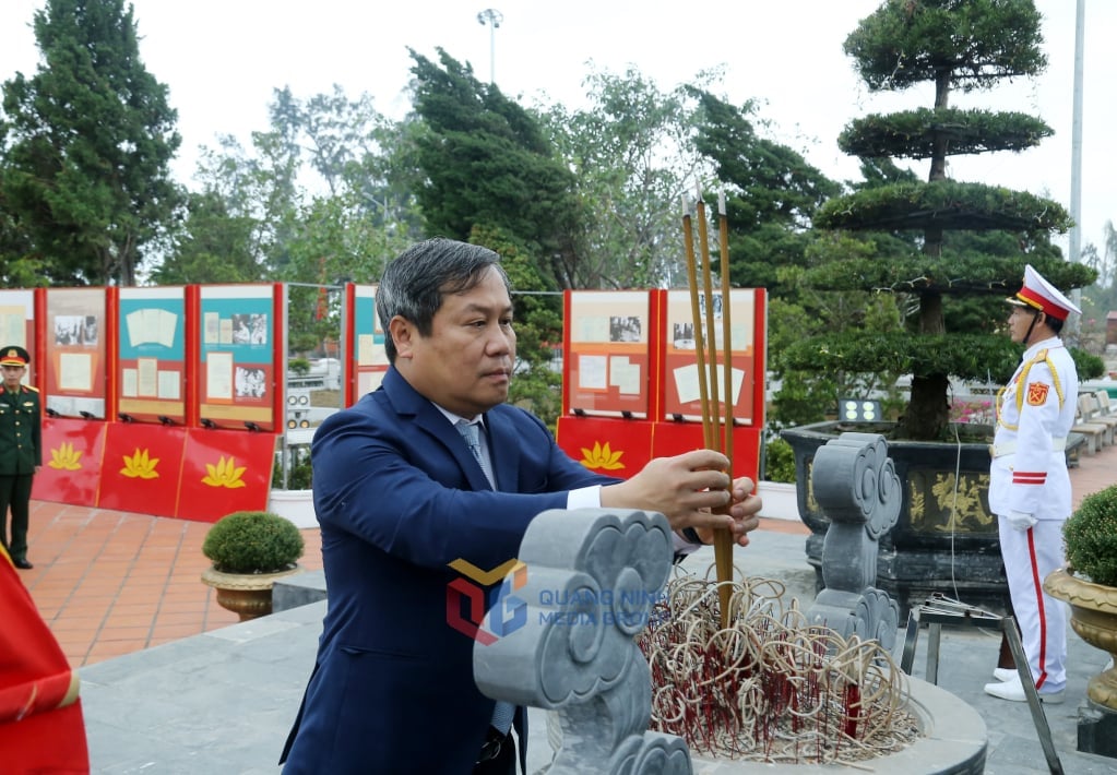 Đồng chí Vũ Đại Thắng, Ủy viên Trung ương Đảng, Bí thư Tỉnh ủy dâng hương tại tượng đài Chủ tịch Hồ Chí Minh trên đảo Cô Tô.