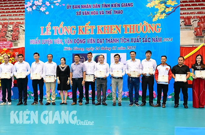 Kien Giang awards athletes