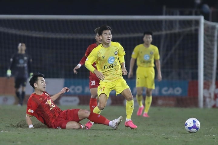 Hong Linh Ha Tinh Club (red shirt) does not have a training ground.