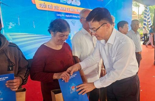 Deputy Prime Minister - Le Thanh Long attended the launching ceremony of Youth Month 2025 in Long An