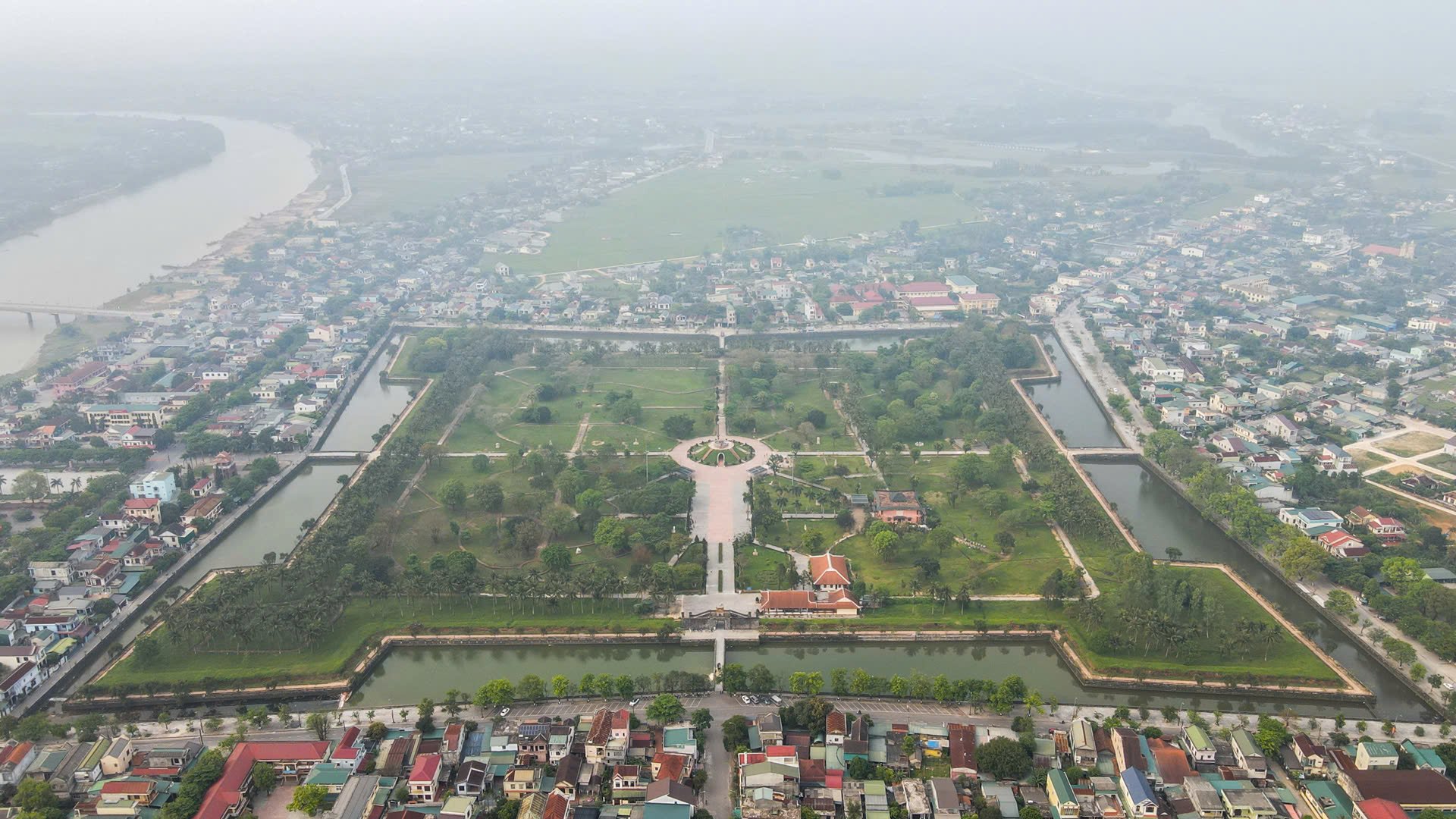 กระบวนการสร้างและก่อสร้างป้อมปราการ Quang Tri ผ่านประวัติศาสตร์ทางการของราชวงศ์เหงียน