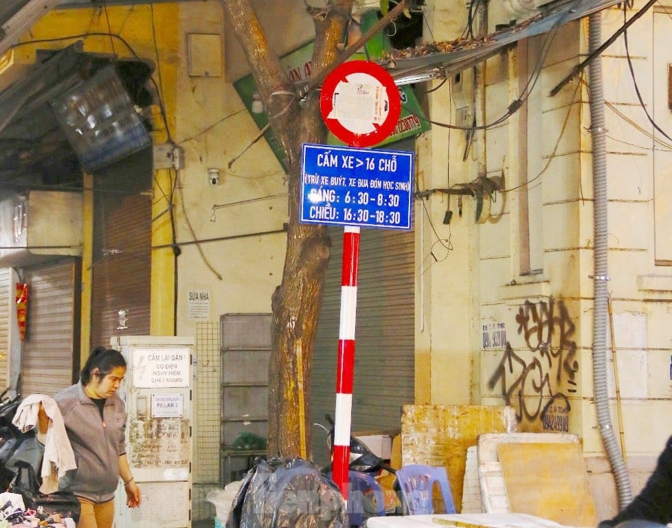 Ab heute ist es Fahrzeugen mit 16 Sitzplätzen während der Hauptverkehrszeit verboten, in der Altstadt von Hanoi zu zirkulieren. Foto 8