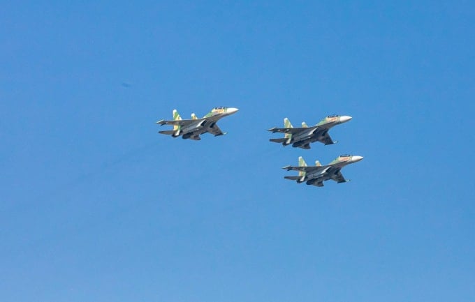 Su-30MK2 fighter jets of Division 371 practice flying to welcome the International Defense Exhibition 2024. Photo: Hoang Phong