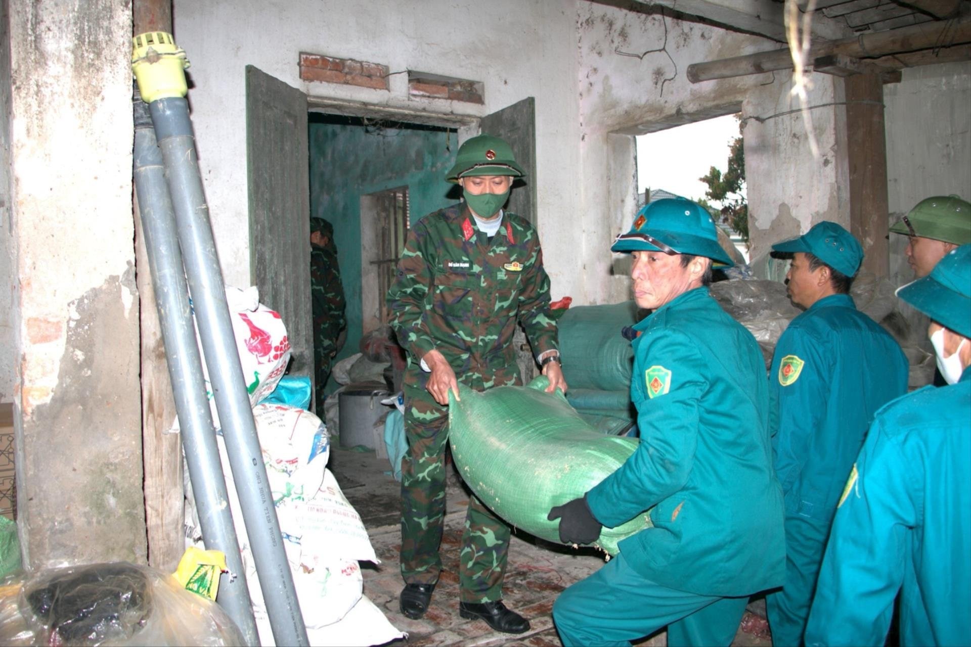 Les soldats de Hai Duong s'unissent pour détruire les maisons temporaires et délabrées